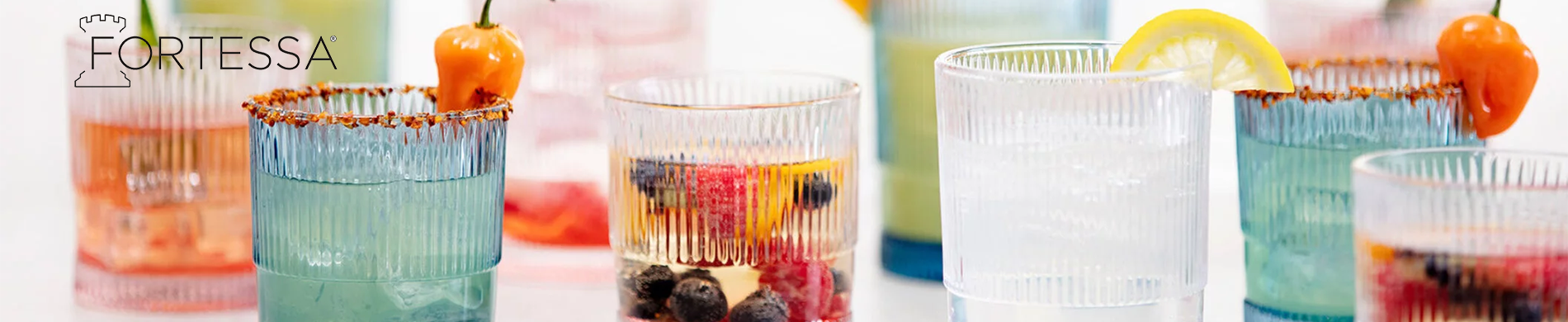 farbige Gläser der Firma Fortessa mit Getränken gefüllt