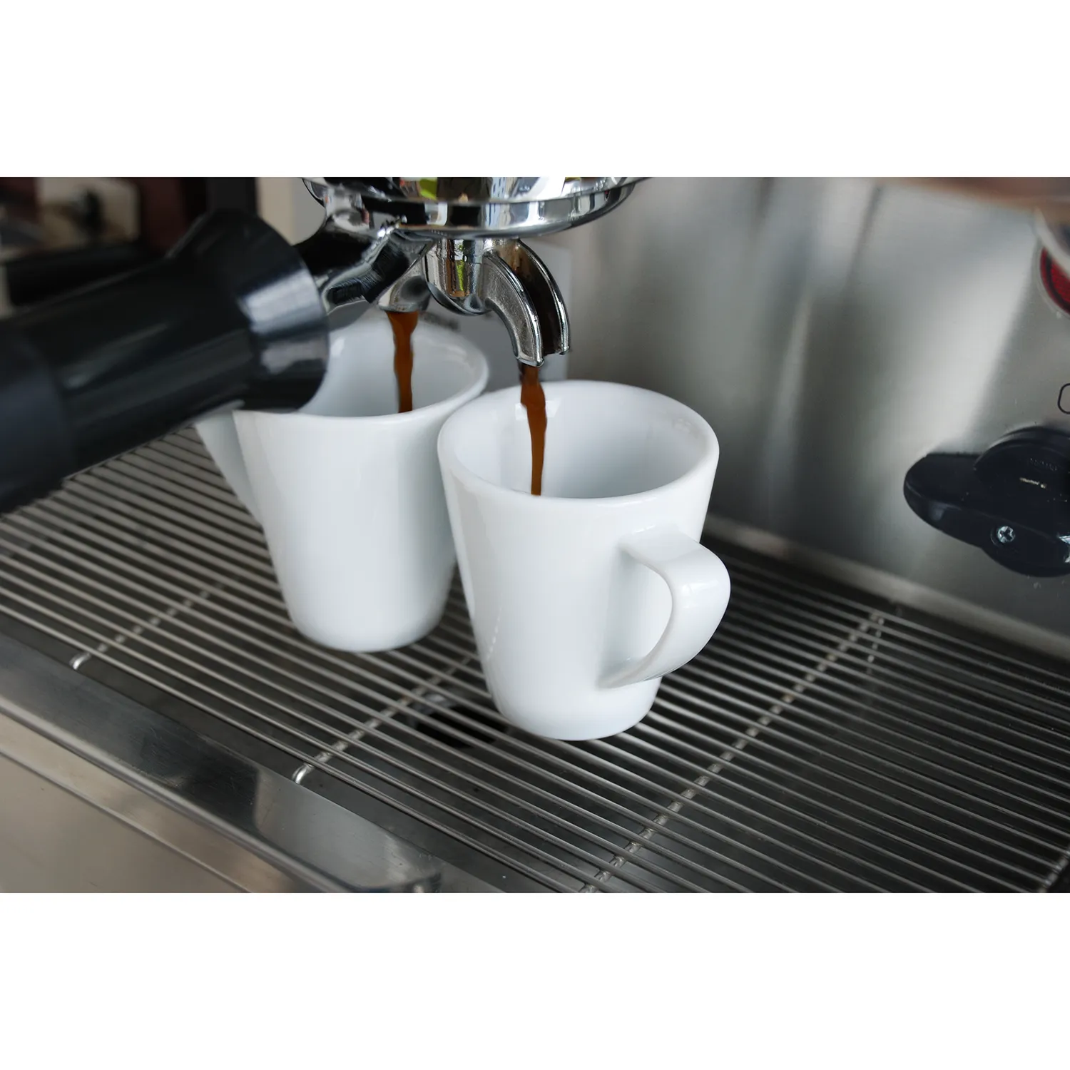 Bauscher Options Impressionsbild Espressotassen werden befuellt