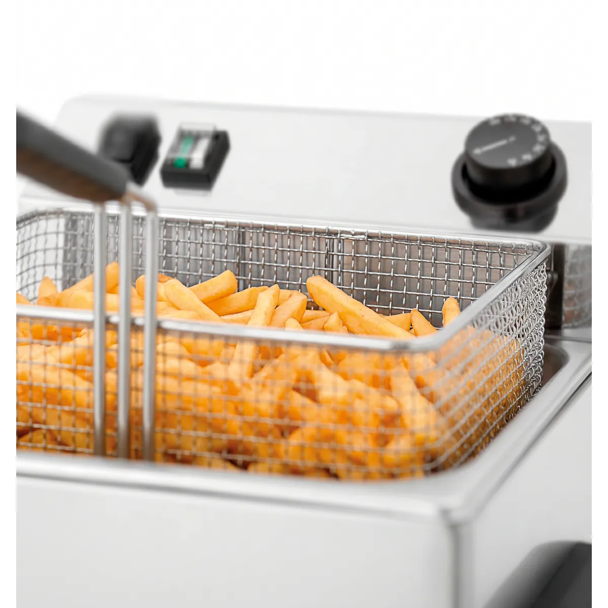 Bartscher 162900 Fritteuse PROFESSIONAL I Nahansicht mit Pommes, Fritteuse, Fritteusekorb, Pommes, Frittierkorb, Korb