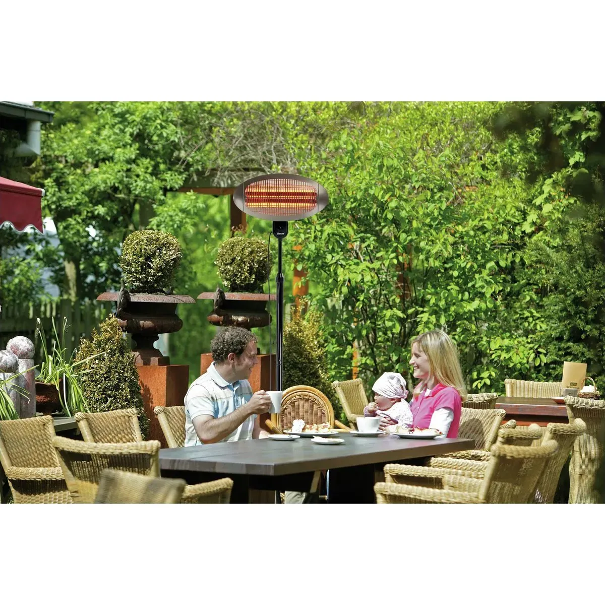 Bartscher 825207 Heizstrahler ST2000 E Ansicht Komplett in Benutzung, Außenheizung, Terrassenheizer, Gartenheizung, Kleiderheizer, Terrassenbereich