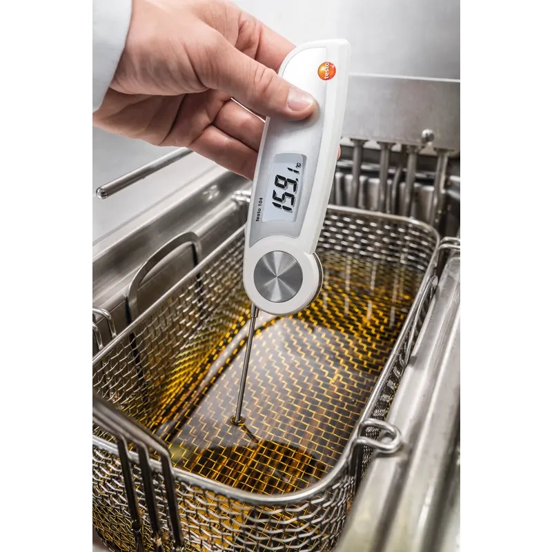 Testo 05630104 104 Einstechtermometer Koch testet die Oeltemperatur in einer Fritteuse