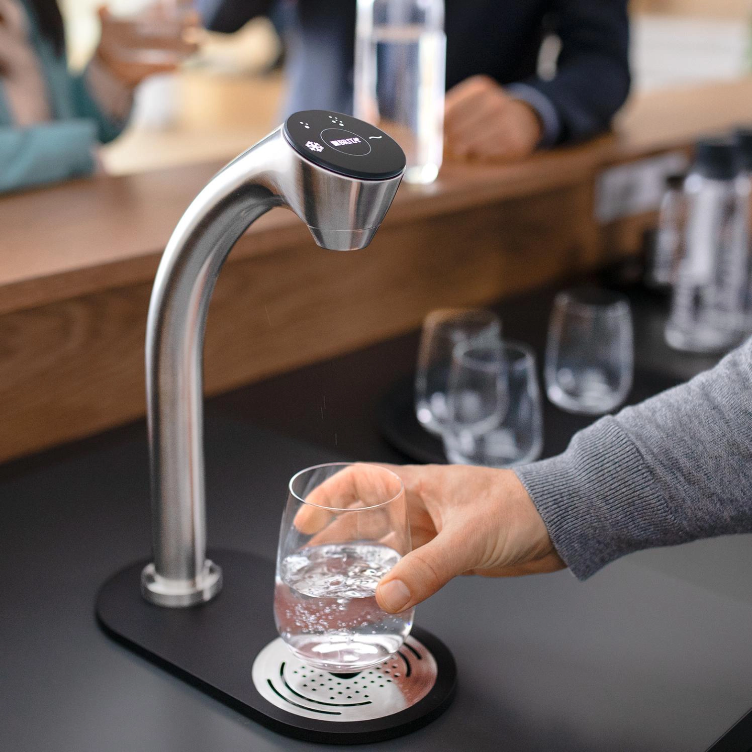 Brita Extra Wasserspender C Tap komplett Draufsicht mit Beispiel Wasser nehmen