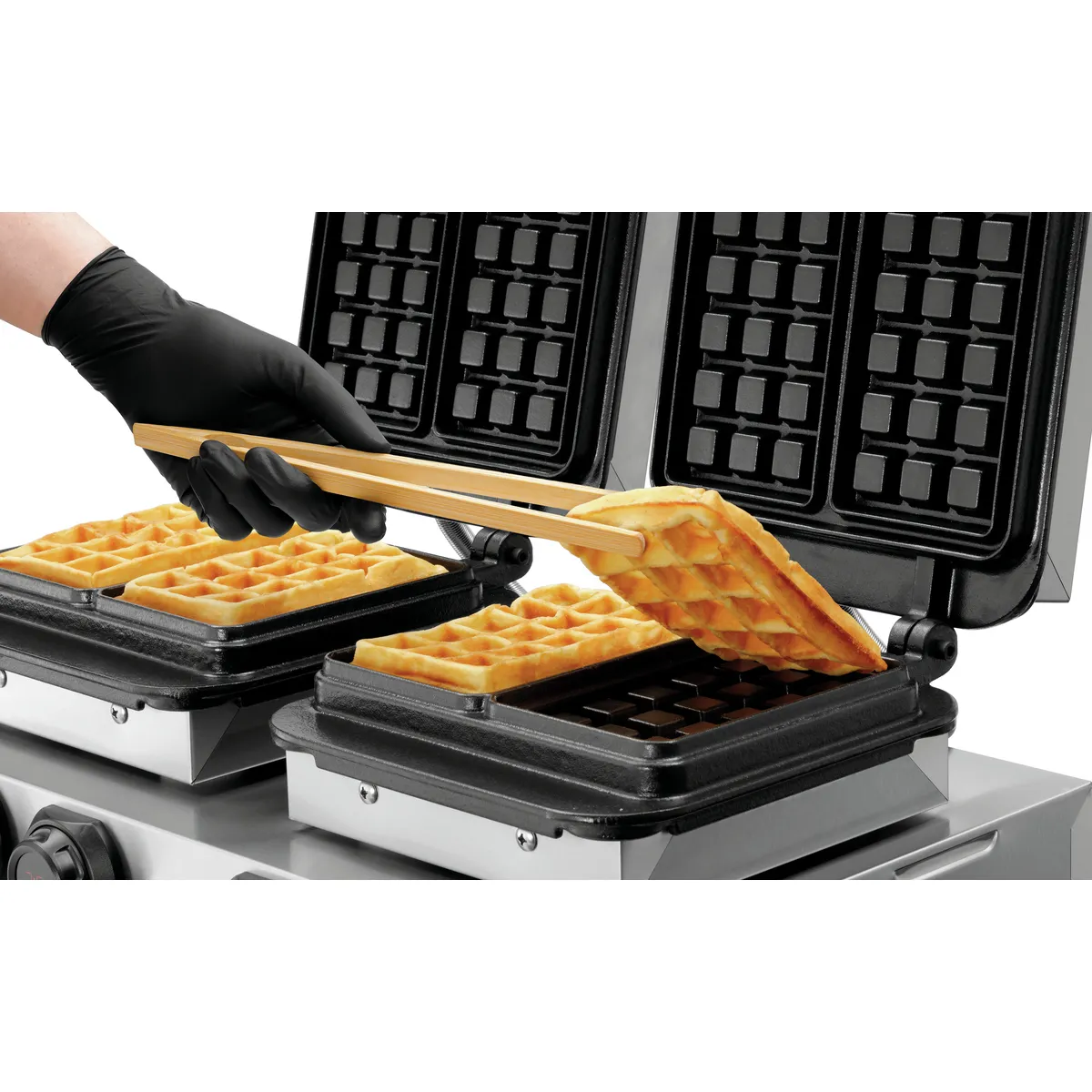 Bartscher 370196 Waffeleisen fertige Waffel wird aus dem Gerät genommen